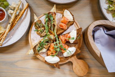 büfe masada farklı malzemelerle tost