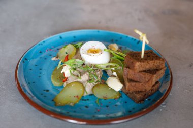 yumurta salatası, ıspanak, peynir, pate bir restoranda bir tabak üzerinde yatıyor