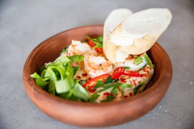 lezzetli ve lezzetli karides ezmesi bir restoranda bir tabakta