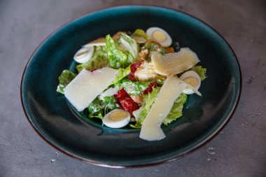 yumurta salatası, ıspanak, peynir, pate bir restoranda bir tabak üzerinde yatıyor