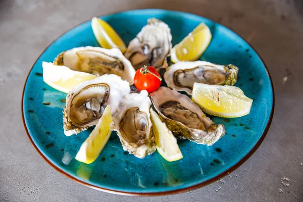 Ostras Frescas Deliciosas Con Limón Yacen Plato Restaurante — Foto de Stock