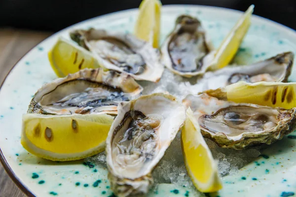 Ostras Frescas Deliciosas Con Limón Yacen Plato Restaurante — Foto de Stock