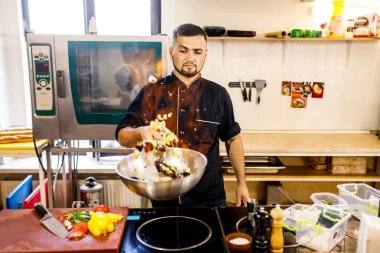 şef bir restoranda midye pişirir