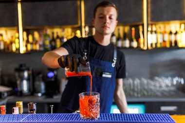 barmen bir restoranda bir kokteyl yapmak