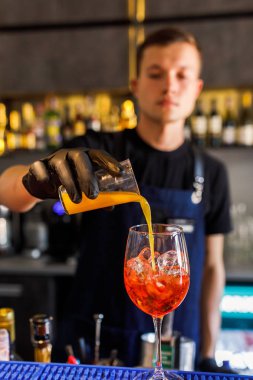 barmen bir restoranda bir kokteyl yapmak