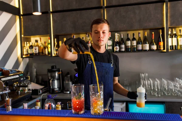 Barman Udělat Koktejl Restauraci — Stock fotografie