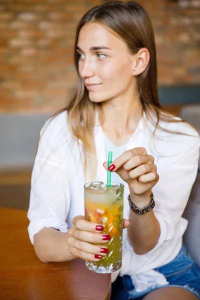 Ung Vacker Blond Flicka Dricker Cocktail — Stockfoto