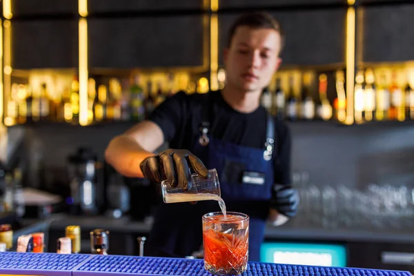 Barman Faz Cocktail Num Restaurante — Fotografia de Stock