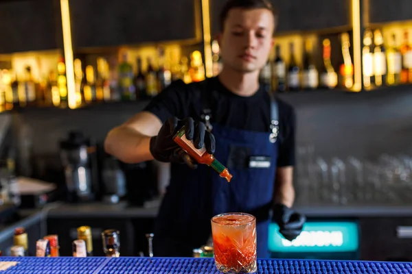 Barman Faz Cocktail Num Restaurante — Fotografia de Stock