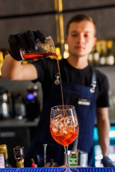 Barman Faz Cocktail Num Restaurante — Fotografia de Stock