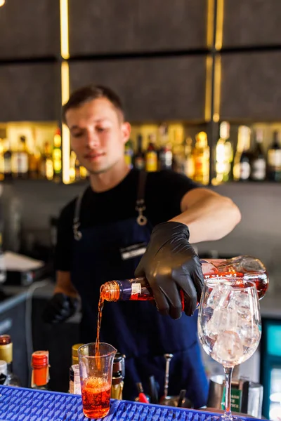 Barman Faz Cocktail Num Restaurante — Fotografia de Stock