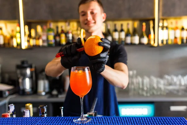 Barman Udělat Koktejl Restauraci — Stock fotografie