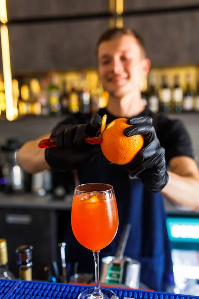 Barman Hacer Cóctel Restaurante — Foto de Stock