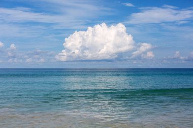 Mavi gökyüzü güneşli güzel deniz