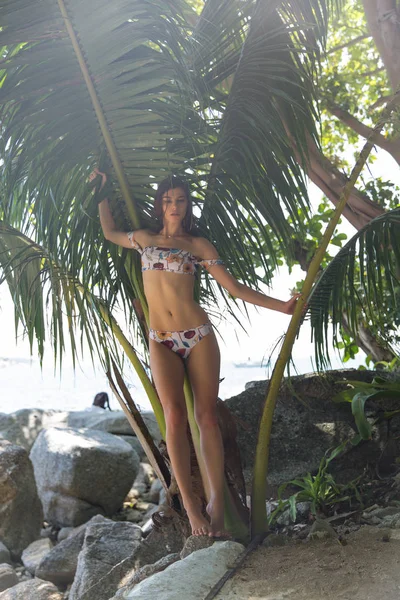 Красивая Сексуальная Женщина Бикини Позирует Пляже Стиль Vogue — стоковое фото