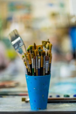 Bir atölyede boya fırçaları ve el işi malzemeleri..