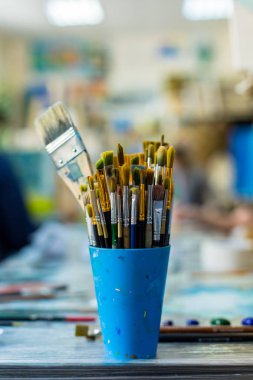 Bir atölyede boya fırçaları ve el işi malzemeleri..