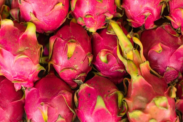 Taze organik renkli Dragonfruit piyasada satış