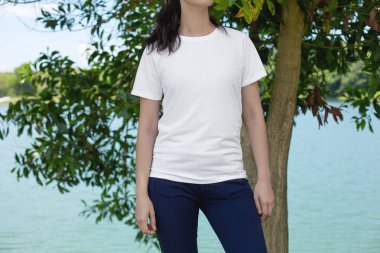 Boş beyaz t-shirt ve siyah kot giyen genç hipster kız Kırpılmış görüntü, boş beyaz t-shirt mock-up