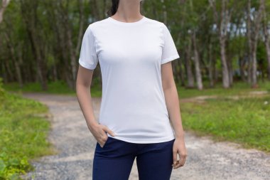 Boş beyaz t-shirt ve siyah kot giyen genç hipster kız Kırpılmış görüntü, boş beyaz t-shirt mock-up