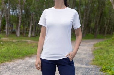 Boş beyaz t-shirt ve siyah kot giyen genç hipster kız Kırpılmış görüntü, boş beyaz t-shirt mock-up