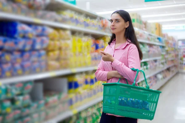 Hermosa Mujer Comprando Comida Verduras Frutas Supermercado — Foto de Stock