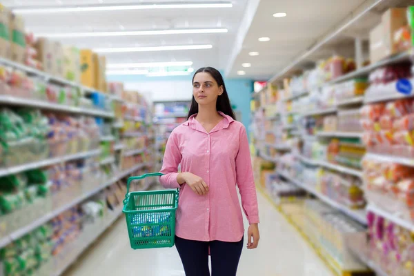 Hermosa Mujer Comprando Comida Verduras Frutas Supermercado — Foto de Stock