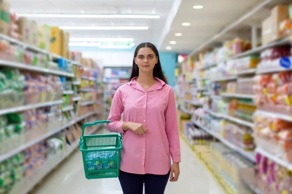 美丽的女人在超市购物食品 蔬菜和水果 — 图库照片