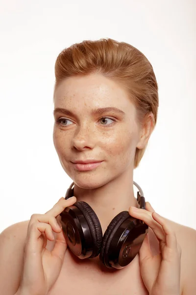 Jeune Belle Femme Avec Des Taches Rousseur Écouteurs Sans Fil — Photo