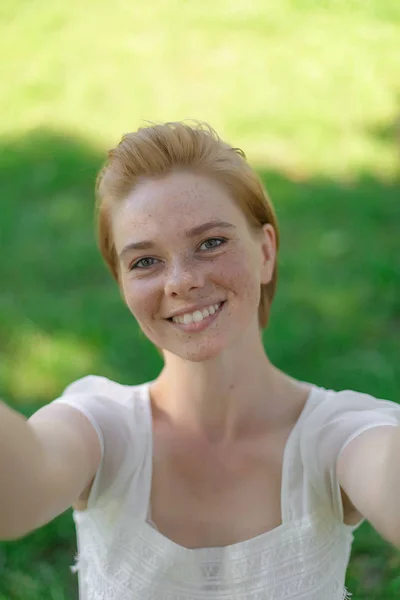 Jeune Femme Hipster Chapeau Élégant Faisant Selfie Drôle Visage Posant — Photo