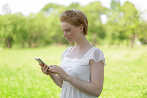 Mujer Linda Está Leyendo Mensaje Texto Agradable Teléfono Móvil Mientras —  Fotos de Stock