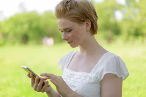 Mujer Linda Está Leyendo Mensaje Texto Agradable Teléfono Móvil Mientras —  Fotos de Stock