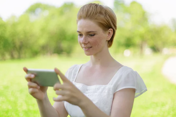 Mujer Linda Está Leyendo Mensaje Texto Agradable Teléfono Móvil Mientras —  Fotos de Stock