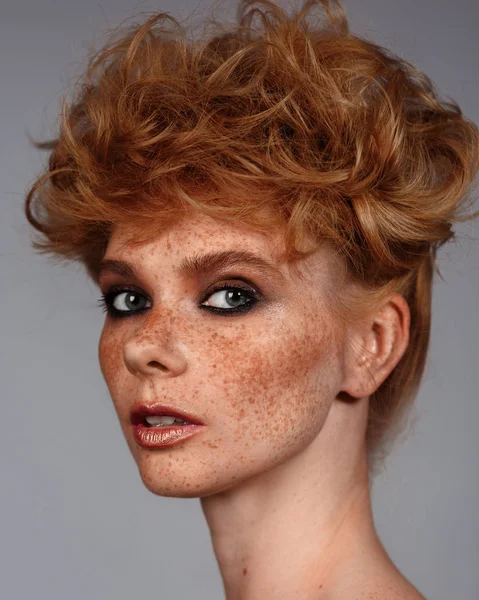 Portrait de mignonne belle jeune fille avec des taches de rousseur gros plan — Photo