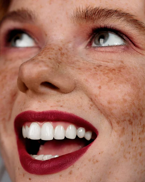 Gros plan macro portrait du visage féminin. Demi-visage de femme humaine avec maquillage beauté jour. Fille avec la peau parfaite et les taches de rousseur . — Photo