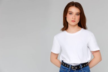 Hım. Bir düşüneyim. Stüdyoda, düşünceli ve sinsi bakışlı güzel bir kızın tek kaşını kaldırırken, iyi bir fikri varmış gibi, bir şeyler planlarken.