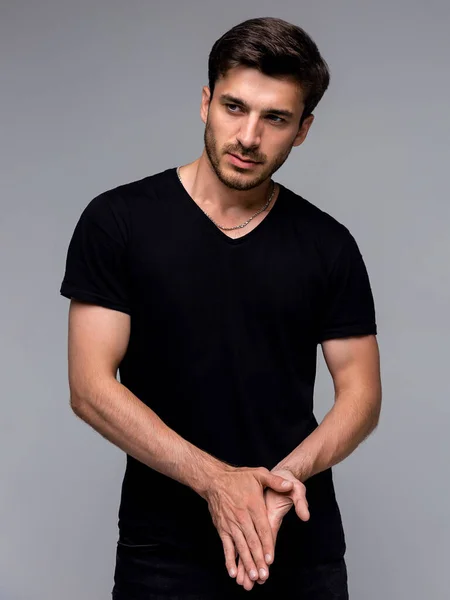 Hippi, sakallı, siyah, boş tişörtlü, logonuz için yeri olan yakışıklı bir erkek model.