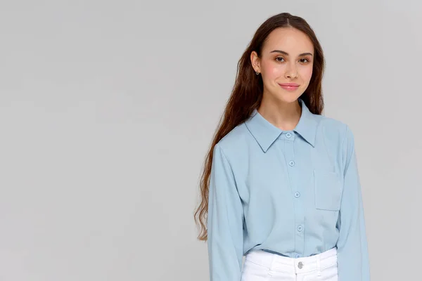 Close Portret Van Glimlachende Jonge Vrouw Blauw Shirt Kijken Naar — Stockfoto