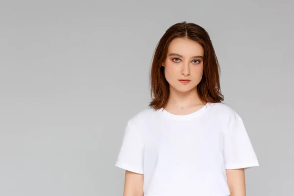 Retrato Cerca Una Joven Sonriente Camiseta Blanca Mirando Cámara Aislada —  Fotos de Stock