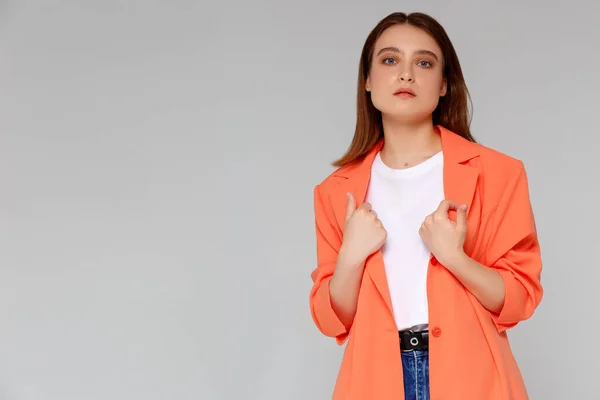 Portret Van Een Jonge Elegante Vrouw Oranje Shorts Wit Shirt — Stockfoto