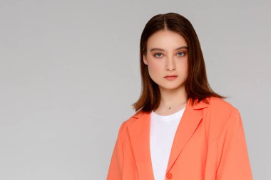 Çekici, kendine güvenen, yaratıcı, güzel görünümlü, patronluk taslayan, kendine güvenen, gülümseyen, kendine güvenen, hedeflere ulaşmaya hazır, beyaz arka planda şanslı hisseden bir kadın.