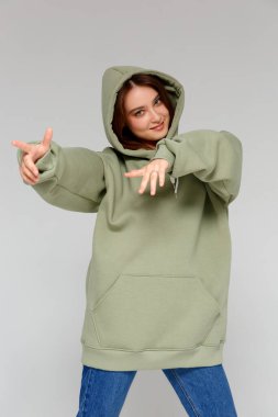 Mutlu, neşeli, genç bir kadın. Olumlu haberlere ya da doğum günü hediyesine seviniyor. Neşeli ve büyüleyici bir gülümsemeyle kameraya bakıyor. Öğrenci kız üniversiteden sonra evde dinleniyor.