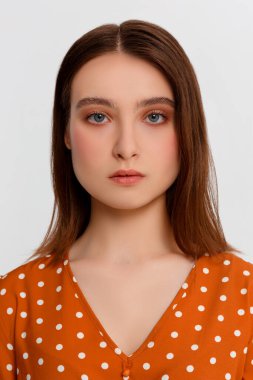 Çıplak makyajlı güzel bir kadının portresi.