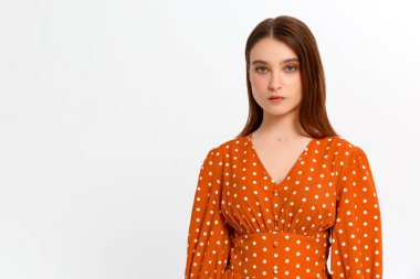 Güzel, kendine güveni tam bir kadın. Gri arka planda soyutlanmış.