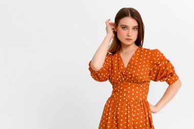 Bir düşüneyim. Şüpheli bir kavram. Düşünceli yüz ifadesi olan düşünceli bir kadın seçim yapıyor. Genç, duygusal bir kadın. İnsani duygular, yüz ifadesi kavramı. Öne. Stüdyo. Moda beyazına göre izole