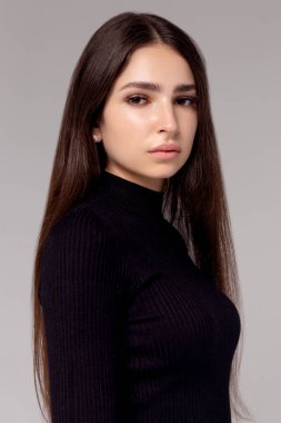 Siyah elbiseli güzel esmer kadın portresi. Moda fotoğrafı.