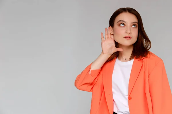 Mooie Vrouw Legt Een Hand Aan Het Oor Beter Horen — Stockfoto