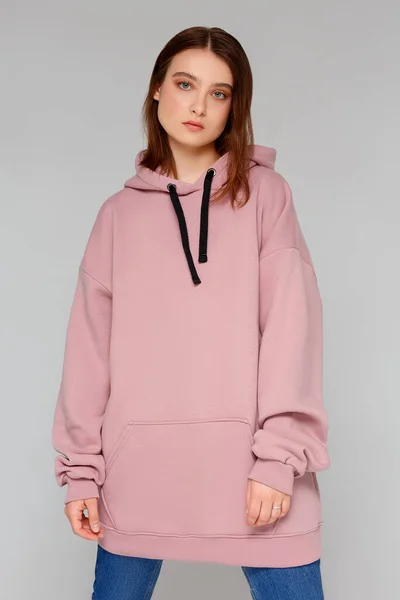 Jong Meisje Draagt Een Witte Oversized Lange Roze Hoody Witte — Stockfoto