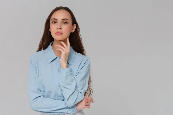 Portret Van Een Mooie Casual Geklede Jonge Blanke Vrouw Met — Stockfoto