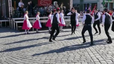 Timisoara, Romanya - 12 Mayıs 2018: Genç bir yerel göstermek Union Meydanı'nda belediye tarafından düzenlenen halk dansçılar gerçekleştirmek Slovakça.